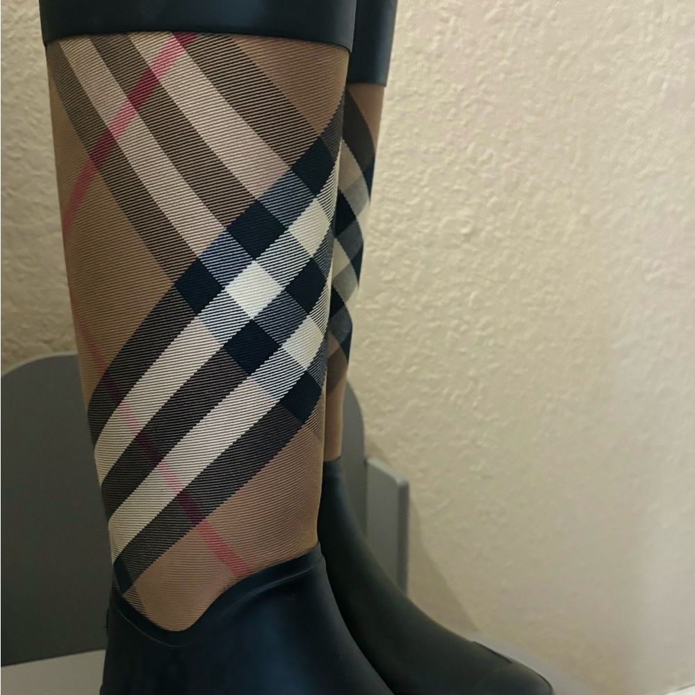 Burberry Rainboots - Picture 3 of 4